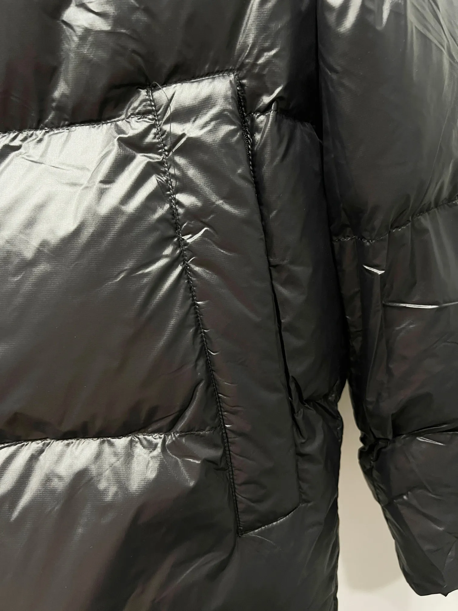 P490 Style No.: (B023) 𝘾𝘼𝙉𝘼𝘿𝘼 𝙂𝙊𝙊𝙎𝙀/Canada Goose Black Red Label Limited New Crofton Puff Down Jacket Pure Guangzhou Inspection 80 White Duck Down Filling‼  Top version, ceiling level‼ Crofton soft bread, the latest style in 2023, has a cold protection effect of up to level 4. It is made of recycled Feather-Light tear-resistant fabric. It is ultra-light and has no weight on the upper body at all! The unique black label highlights your temperament‼  Canada Goose, a Canadian brand, has always been recognized as the warmest down jacket. Various Instagram celebrities, Internet celebrities, and celebrities often wear it for street photos. I do Canada Goose every year, but I still can’t get rid of my love for geese. No matter how cold the winter is, there is no need to be afraid, because there are geese! Filled with 80% white duck down, Canada Goose is the legendary warmest down jacket and is known as a must-have for Arctic outdoor sports! The most popular down jacket in the world, celebrities are rushing to buy it, it is a must-have! Same style for men and women Color Black Size: M~XXL